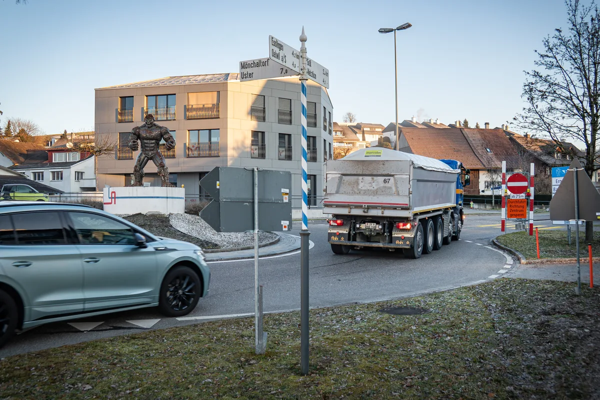 Der Hulk-Kreisel ist das zweite Verkehrsnadelöhr, das direkt an die Baustelle grenzt. Ein Auto und ein Lastwagen fahren in einem Kreisel.
